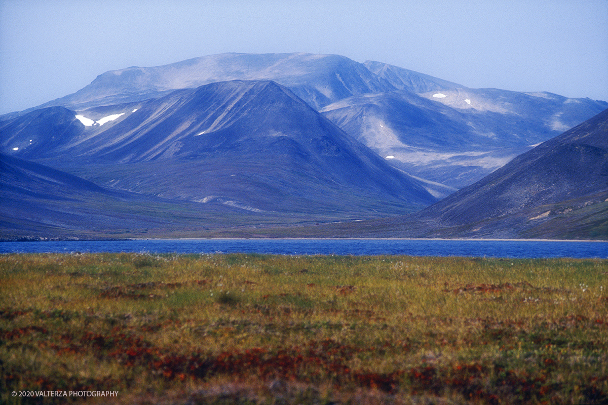 17 SIBERIA.jpg - Luglio/Agosto 1992. Siberia, terra dei Chukchi. Nell'oceano artico  125 Km a nord-est della penisola dei Chukchi (Siberia) c'Ã¨  l'isola di Wrangel, essa ospita piÃ¹ del doppio di specie vegetali (417) di qualsiasi territorio artico a paritÃ  di superficie nonchÃ¨ 30 specie diverse di uccelli oltre ad orsi polari, foche e trichechi ; per questo motivo   Ã¨ stata proclamata patrimonio dell'umanitÃ  dall'UNESCO. Nella foto Baia del golfo di Providenja, base di partenza del viaggio in nave per la meta finale, l'isola di Wrangel.